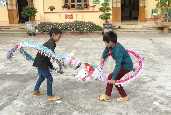 Lưu giữ phong tục múa ngựa giấy của người Nùng Dín