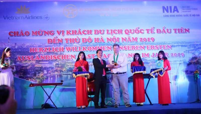 Đón vị khách quốc tế đầu tiên đến Thủ đô trong năm 2019